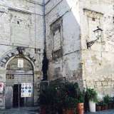 L�edificio si distingue dagli altri solamente per le sei finestre (murate) alcune delle quali con cornici modanate e per il prospetto di pietra biancastra ma fatiscente